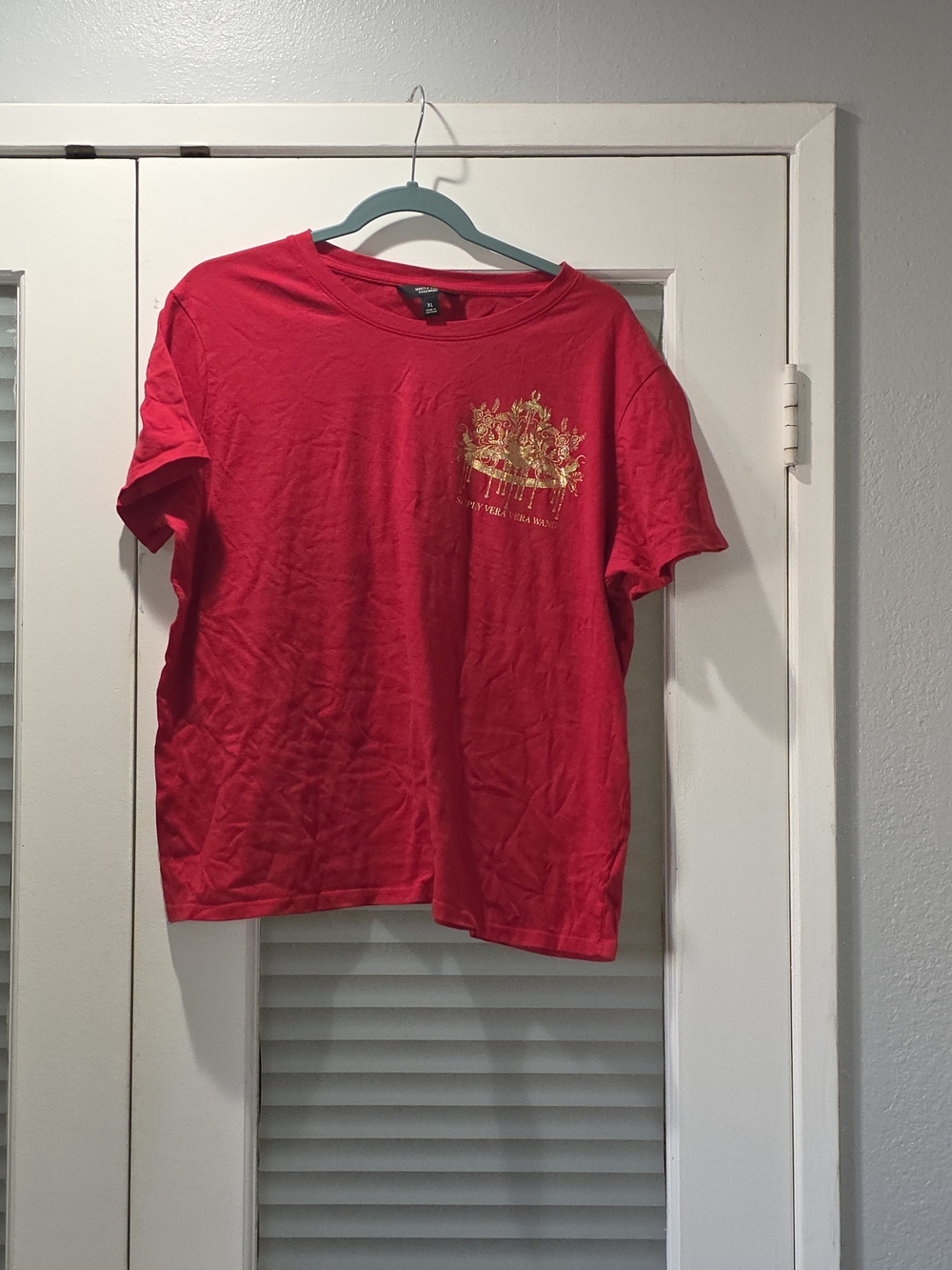 Vera Wang Red Short Sleeve Tee with Gold Chest Graphic